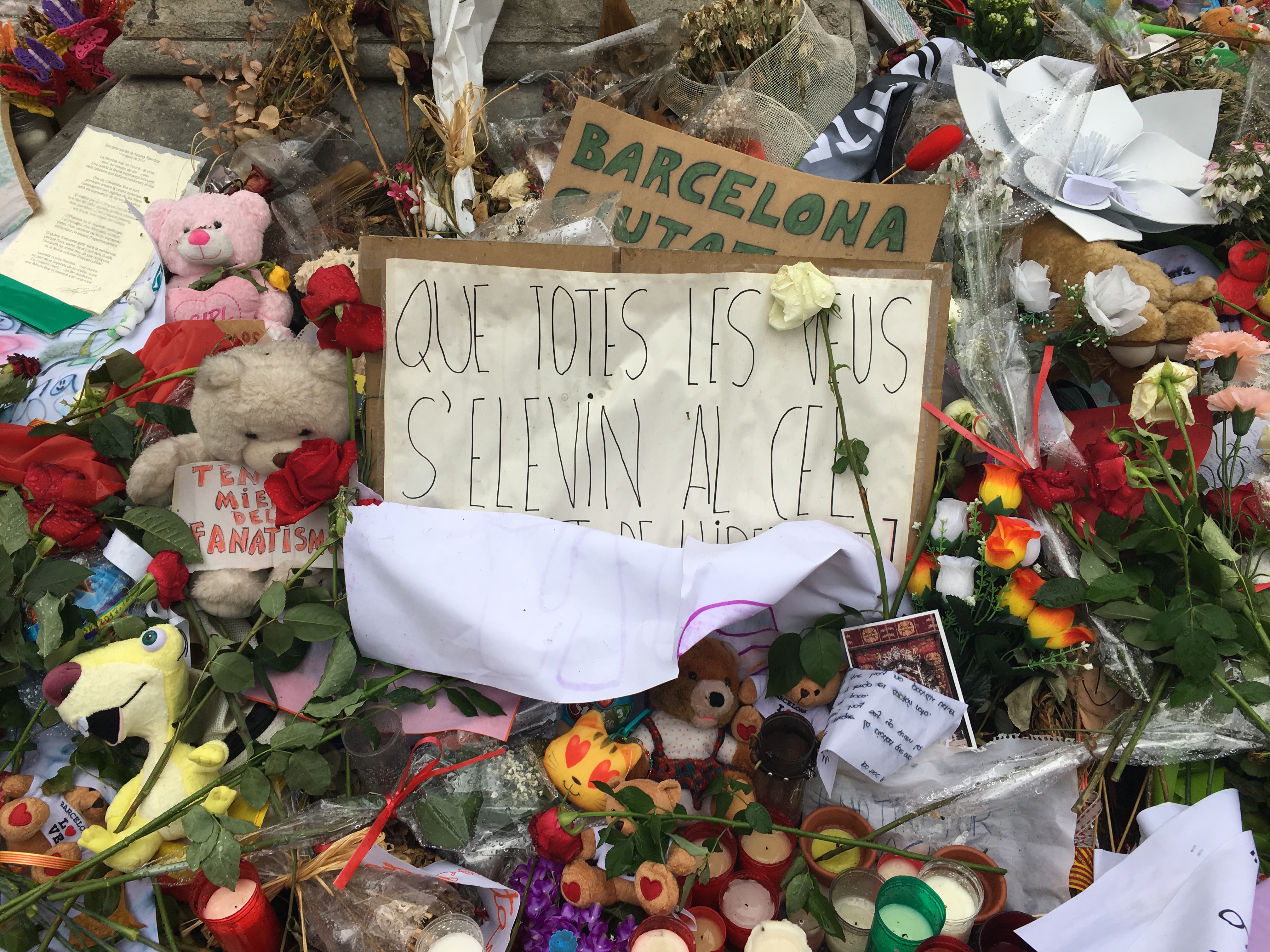 image of objects in the spontaneous memorials in Barcelona after the 17th August 2017 terrorist attack